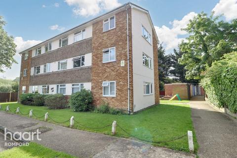 2 bedroom flat for sale, Great Cullings, Romford, RM7 0YR