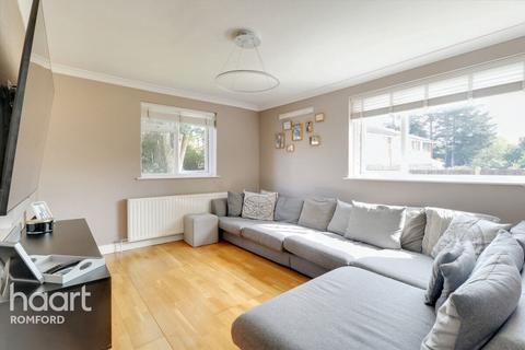 2 bedroom flat for sale, Great Cullings, Romford, RM7 0YR