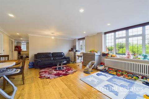 2 bedroom flat to rent, Queens Close, Lammas Lane, Esher, KT10