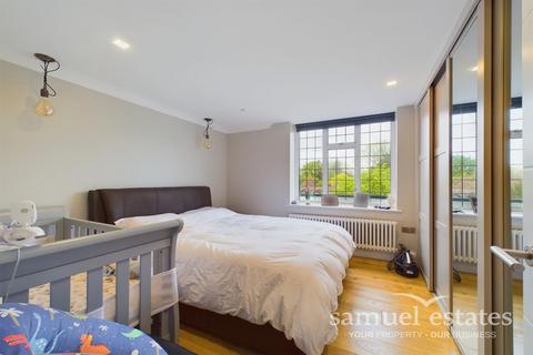2 bedroom flat to rent, Queens Close, Lammas Lane, Esher, KT10