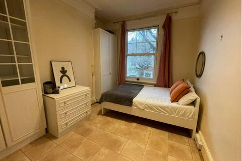 1 bedroom in a house share to rent, Northcote Avenue, London W5