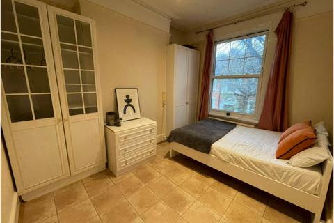 1 bedroom in a house share to rent, Northcote Avenue, London W5