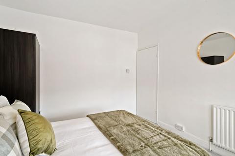 1 bedroom in a house share to rent, Fairfield Drive, Perivale UB6