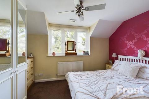 12 Harcourt, Wraysbury, Staines, TW19 5DY