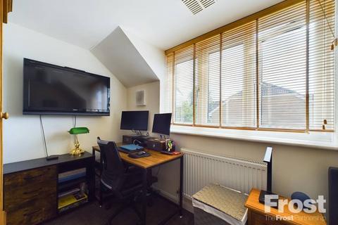 12 Harcourt, Wraysbury, Staines, TW19 5DY