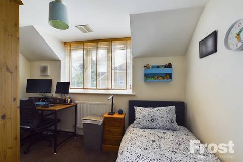 12 Harcourt, Wraysbury, Staines, TW19 5DY
