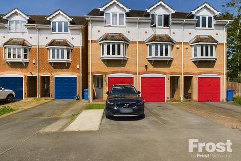 12 Harcourt, Wraysbury, Staines, TW19 5DY