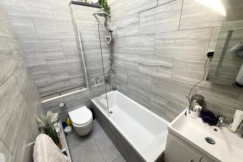 2 bedroom flat to rent, Harrogate Road, Alwoodley, Leeds, LS17