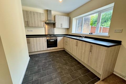 3 bedroom semi-detached house to rent, Evesham Crescent, Walsall WS3