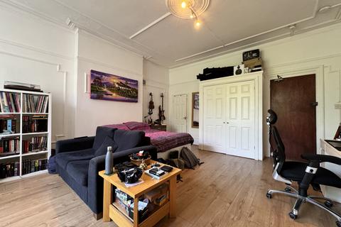 Studio to rent, Manstone Road, London NW2