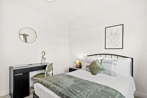 1 bedroom in a house share to rent, Fairfield Drive, Perivale UB6