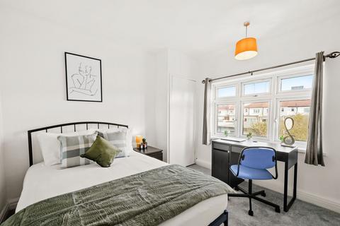 1 bedroom in a house share to rent, Fairfield Drive, Perivale UB6