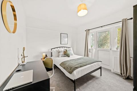 1 bedroom in a house share to rent, Fairfield Drive, Perivale UB6