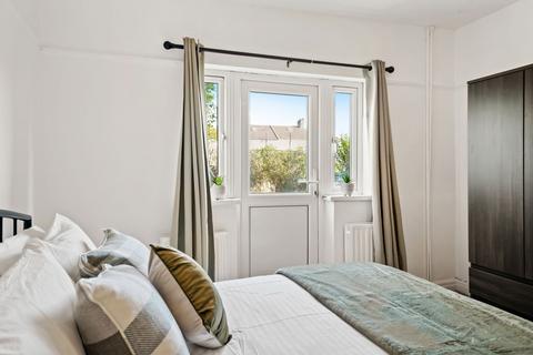 1 bedroom in a house share to rent, Fairfield Drive, Perivale UB6