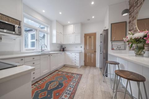 3 bedroom flat for sale, Penwith Road, Earlsfield