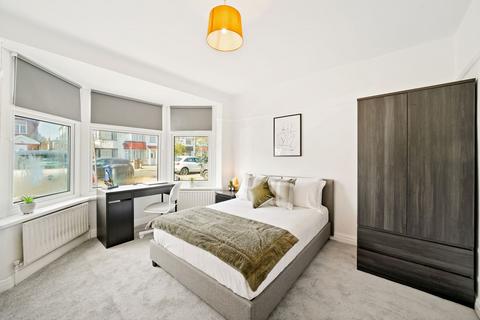 1 bedroom in a house share to rent, Fairfield Drive, Perivale UB6