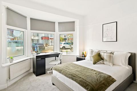 1 bedroom in a house share to rent, Fairfield Drive, Perivale UB6
