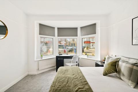 1 bedroom in a house share to rent, Fairfield Drive, Perivale UB6