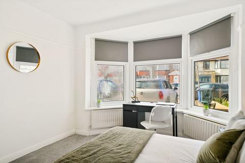 1 bedroom in a house share to rent, Fairfield Drive, Perivale UB6
