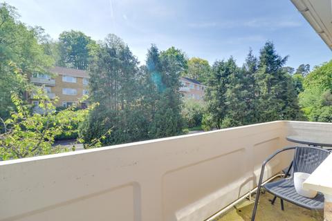 2 bedroom flat for sale, RUNNYMEDE! WEST END! NO CHAIN! TWO BEDROOM TOP FLOOR FLAT!