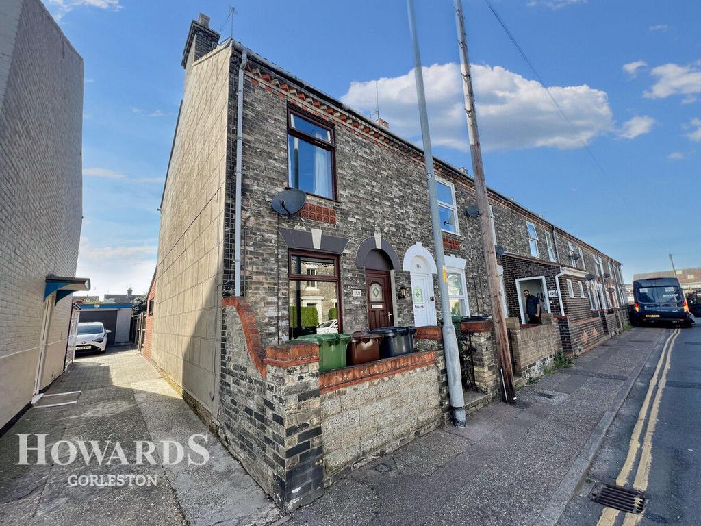 Bells Road, Gorleston 3 bed end of terrace house £160,000