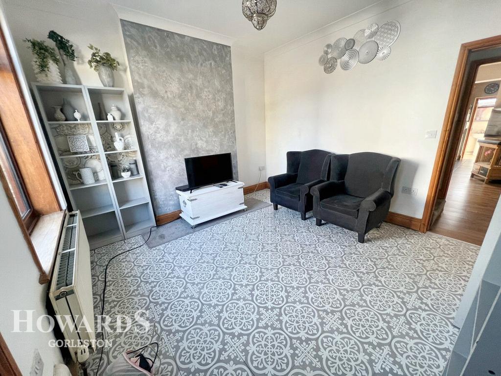 Bells Road, Gorleston 3 bed end of terrace house £160,000