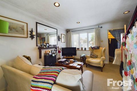 16 Derwent Close, Feltham, TW14 9QL