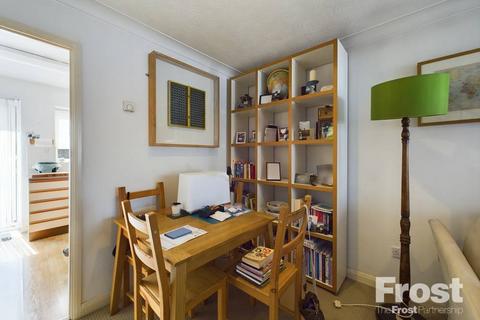 16 Derwent Close, Feltham, TW14 9QL