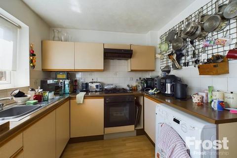 16 Derwent Close, Feltham, TW14 9QL