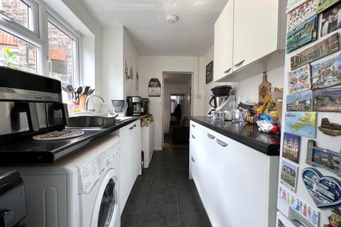 2 bedroom terraced house to rent, Ashton Road, Luton LU1