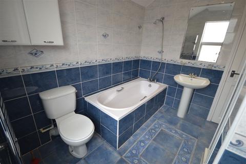 2 bedroom terraced house to rent, Cromwell Road, Kettering NN16