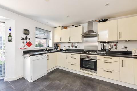 4 bedroom link detached house for sale, Helens Close, Alton, Hampshire