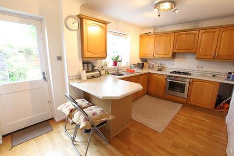 3 bedroom detached house to rent, Bloomfield Close, Woking GU21