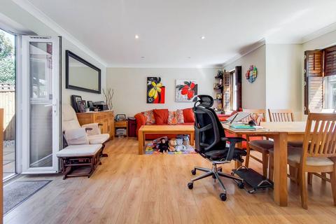 2 bedroom detached house to rent, Epsom Road, Croydon, CR0
