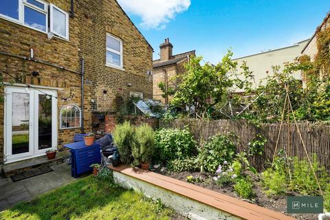 2 bedroom ground floor flat for sale, Buckingham Road, London NW10