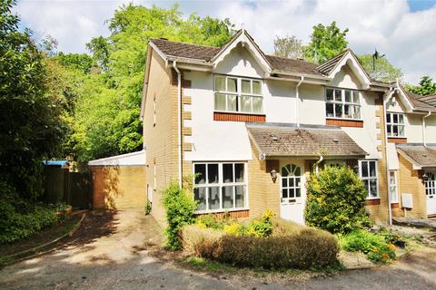 2 bedroom end of terrace house for sale, Alexandra Gardens, Woking GU21