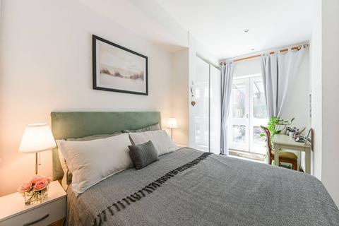 3 bedroom flat for sale, St Georges Drive, Pimlico, London, SW1V