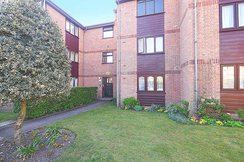 Studio to rent, Harewood Terrace, Southall UB2