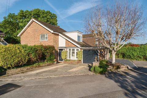 4 bedroom detached house to rent, Chesholt Close, Haslemere