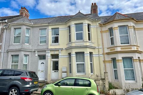 2 bedroom flat for sale, Grafton Road, Mutley, Plymouth. A first floor 2 bedroomed spacious flat that comes with parking to the rear.
