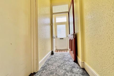 2 bedroom flat for sale, Grafton Road, Mutley, Plymouth. A first floor 2 bedroomed spacious flat that comes with parking to the rear.