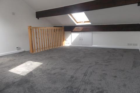 3 bedroom terraced house to rent, Dogford Road, Oldham OL2