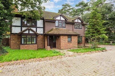 4 bedroom detached house to rent, Chadworth Way, Claygate, Esher