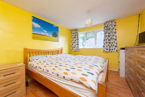 5 Bluethroat Close, College Town, Sandhurst, GU47 0XT