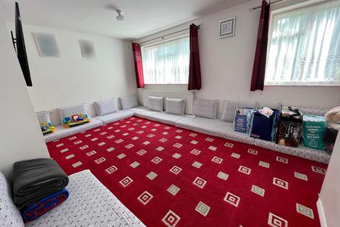 3 bedroom flat to rent, The Brambles, West Drayton