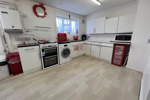 3 bedroom flat to rent, The Brambles, West Drayton