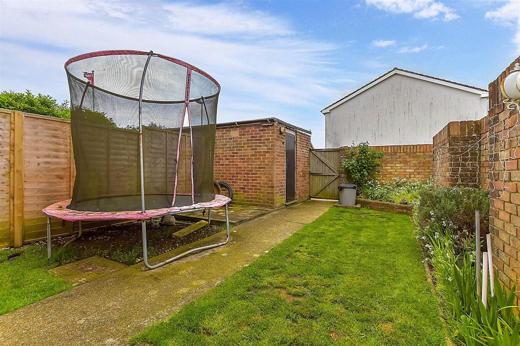 Potters Mead, Littlehampton, West Sussex 3 bed end of terrace house for