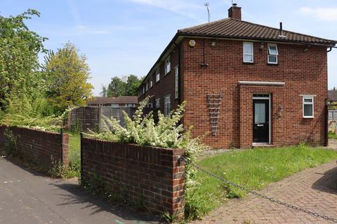 2 bedroom end of terrace house to rent, Blackmore Crescent, Woking GU21