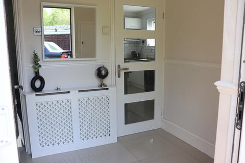 2 bedroom end of terrace house to rent, Blackmore Crescent, Woking GU21