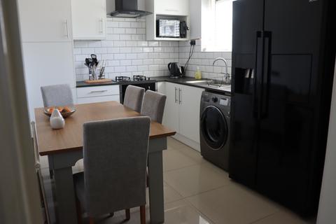 2 bedroom end of terrace house to rent, Blackmore Crescent, Woking GU21